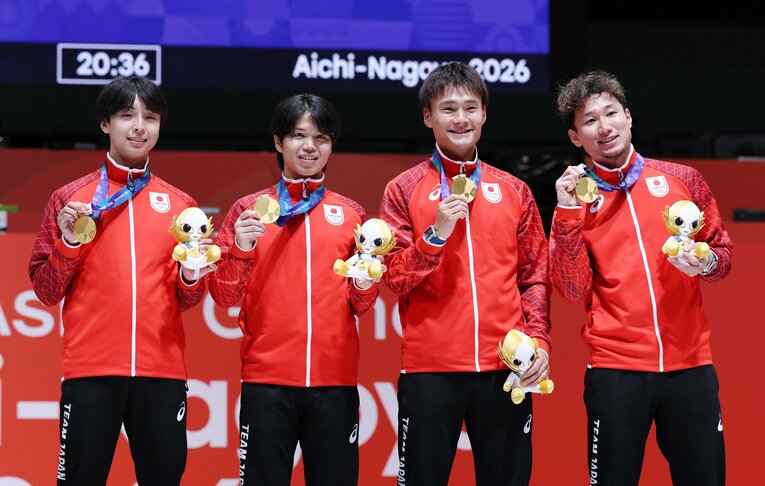 フェンシング男子フルーレ団体で金メダルを獲得した日本チーム。（左から）馬場俊輔、飯村一輝、松山恭助、西藤俊哉　©︎JIJI PRESS
