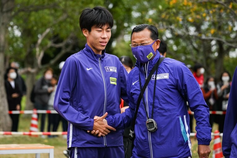 出雲駅伝、田澤と握手を交わす大八木監督　©Nanae Suzuki