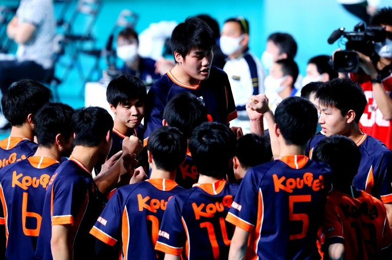 チームメイトと並んでも頭1つ飛び抜ける高松工芸3年・牧大晃（写真は昨年度大会）。日本代表で活躍したスーパーエースの教えを胸に悲願の日本一を目指す ／ photograph by Naoki Nishimura/AFLO SPORT