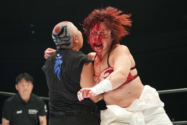 刀羅ナツコにラリアットを放つ舞華　©Essei Hara