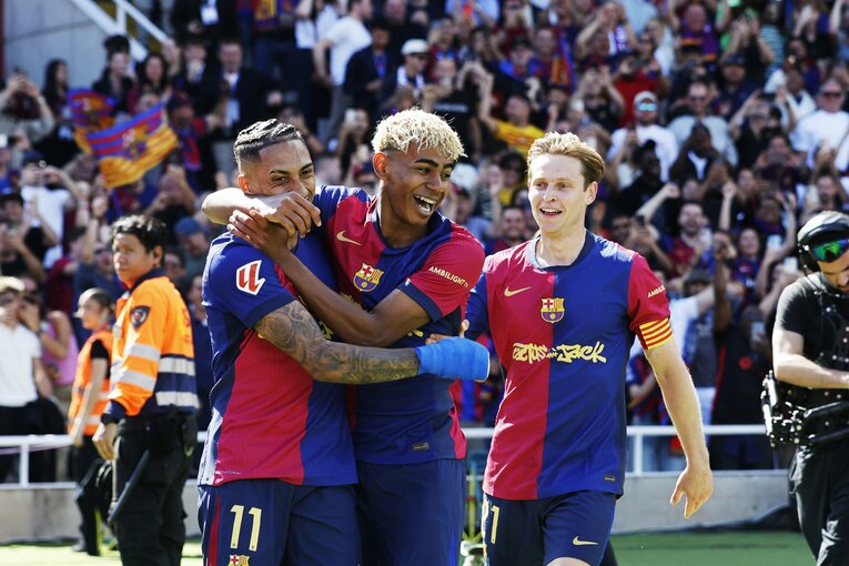 「日本代表戦で解任された監督」がバルサ再建…才能覚醒ヤマル17歳に引退撤回ベテランGKの涙「失点が多くて危うい」のにマドリー撃破2冠のナゼ(15)