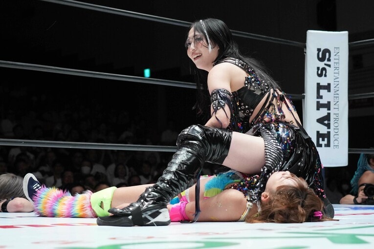 10人タッグでフワちゃんをフォールした上谷沙弥。5月26日、後楽園ホール　©Essei Hara