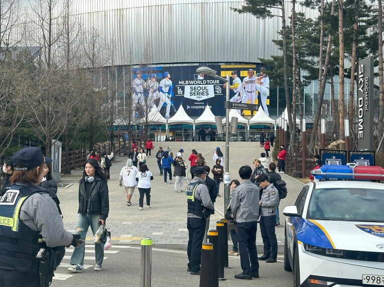 高尺スカイドームの外野側入場口。お祭り感と警察車両による厳重な警備体制と