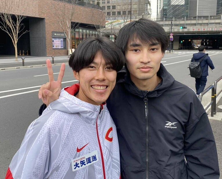 レース後、千守先輩と。昨年は7区の給水を吉居が担当。1年越しの“お返し”となった　©Hideaki Kato