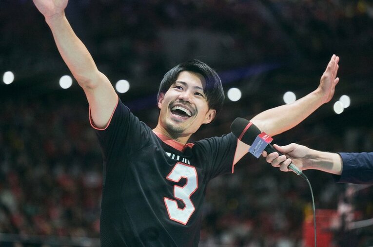 今年3月に他界した藤井さんのユニフォームを着てインタビューに応じるセッター関田誠大　©Yuki Suenaga