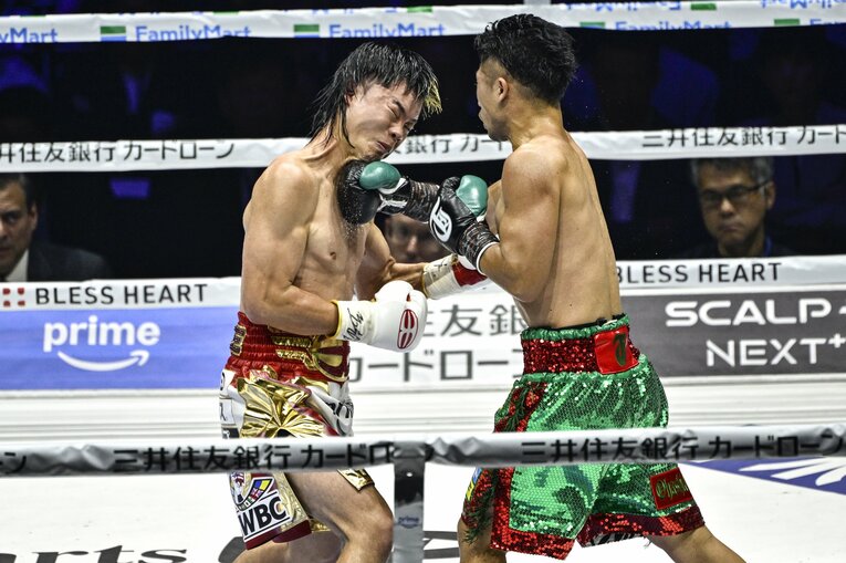 井上拓真の右フック　©Takuya Sugiyama