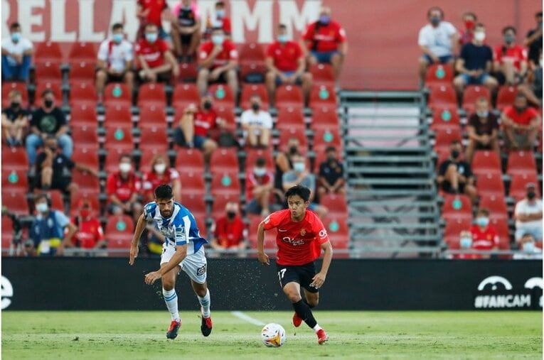 久保建英からスパイクをもらったファンが超嬉しそう… 絶妙だったボールコントロールとお辞儀、監督も“好プレーへの労い”〈激写〉(6)