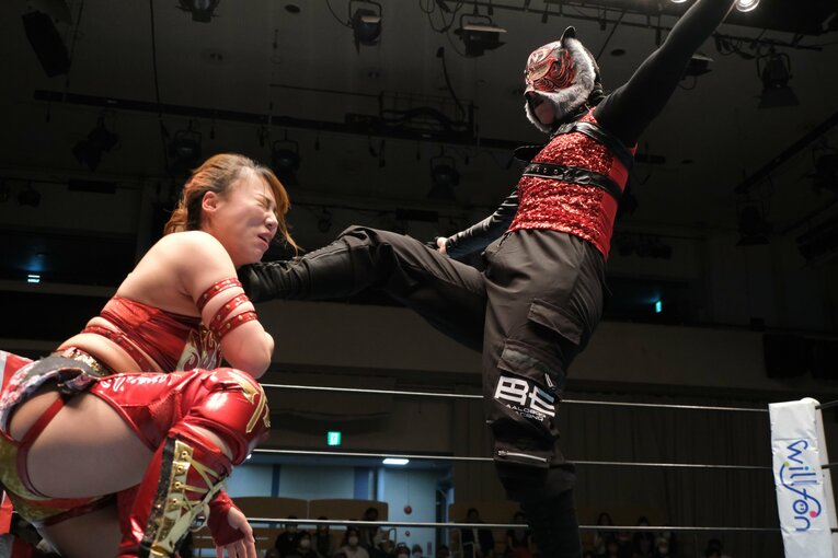 タイガー・クイーンを激怒させた“ヒール殺法”…乱入に凶器攻撃、待望のライバルは何でもありの“闇の軍団”？(25)