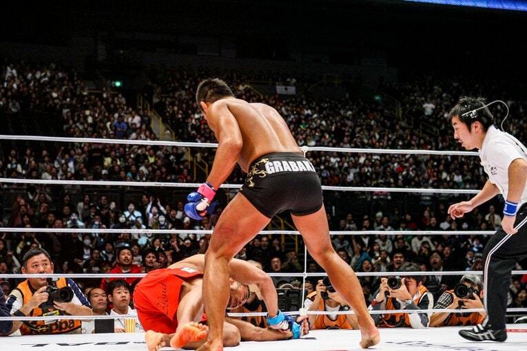 三崎和雄が秋山成勲にKO勝利したかと思えた試合は、フィニッシュの蹴りがルールに抵触したとしてノーコンテストに