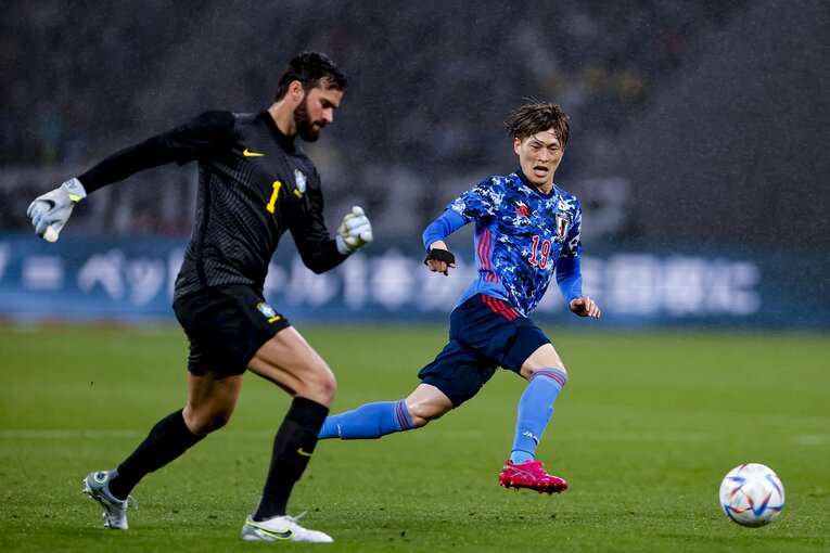 古橋亨梧のプレスをかわすアリソン　©Kiichi Matsumoto/JMPA