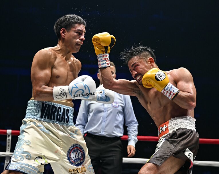 アントニオ・バルガスに挑んだ比嘉大吾は最終回にダウンを奪われ惜しくもドロー。3戦連続世界挑戦も王座獲得はならず、試合後に引退を表明した　©Hiroaki Finito Yamaguchi