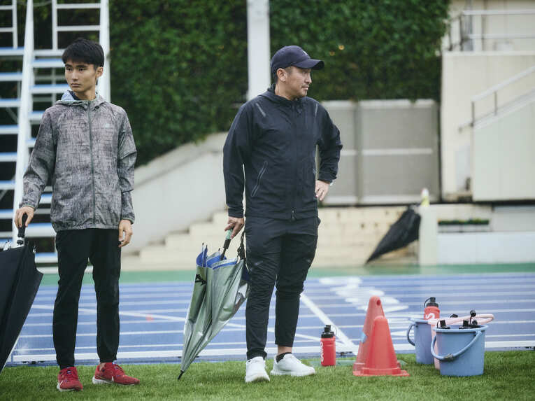 慶應大の保科コーチ（右）と学生コーチの鳥塚健太（4年）　©Yuki Suenaga