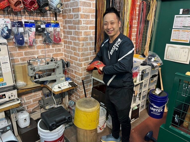 野球専門店・ベースマン立川店のカリスマ店長、星徹弥さん。「2.0超えの野球用具視力を持つ男」の異名を持つ
