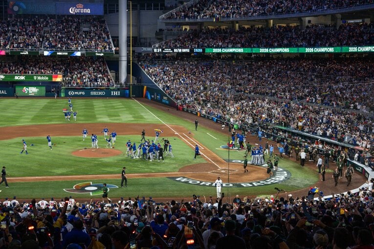 ベネズエラ優勝の瞬間。喜ぶ輪があちこちにできるのがなんとなくお国柄？　©Nanae Suzuki