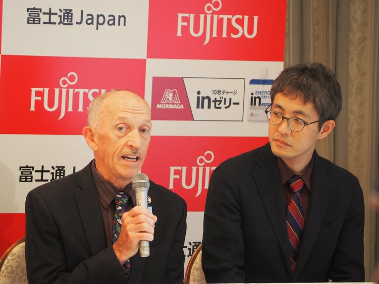 チームにボランティアの形で帯同し、通訳も務めた益田岳志さん（右）にも感謝していたフルツ監督。益田さんは今では強豪校となった原晋監督率いる青山学院大学の草創期を支えた主務のひとり、現在は一般企業に勤務　©Yu Saito