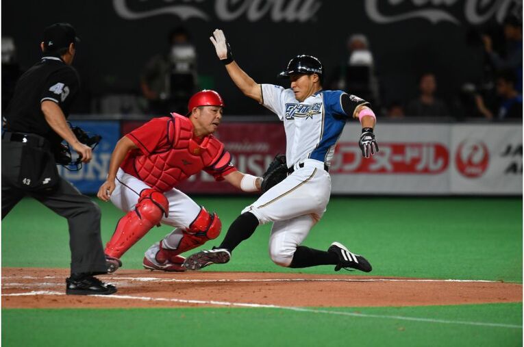 “黒田・新井と若手のつなぎ役”　なぜ41歳石原慶幸はカープの19年間「誰かの支え」であり続けたのか(14) ／ photograph by Hideki Sugiyama