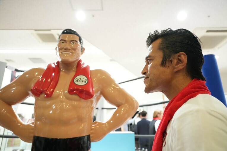 猪木像を見つめるアントニオ小猪木