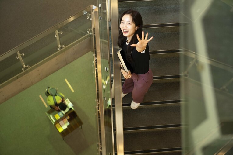 フィギュアスケーターの本田真凜。昨夏に20歳を迎えた彼女は明治大学に通う現役の女子大生でもある。今回はロングインタビューと合わせて、コロナ禍によるオンライン授業から解放されて頻繁に通うようになったという明治大学駿河台キャンパスで撮影（写真をクリックすると、特別グラビアをすべてご覧いただけます）　 ©Miki Fukano