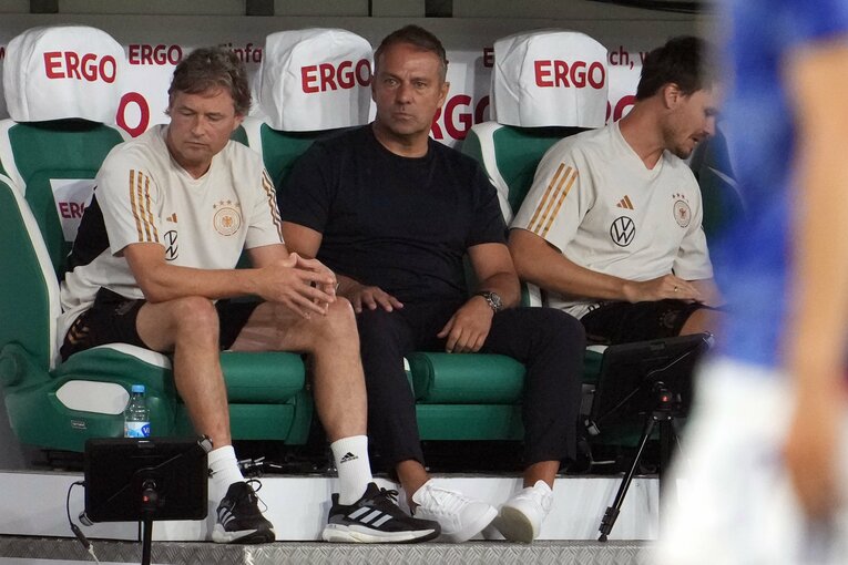 ベンチで戦況を見つめるドイツのハンジ・フリック監督。日本戦を最後に解任された　©Masashi Hara