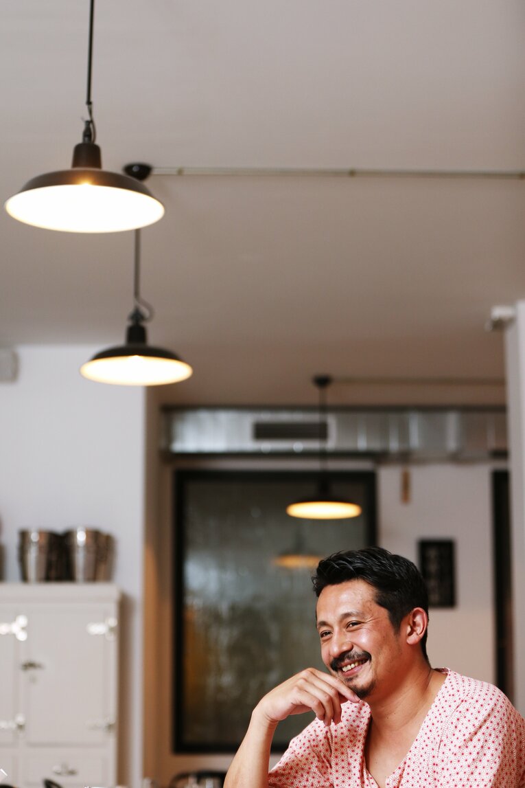 石塚がバルセロナで営むうどん屋「YoI Yoi Gion 宵宵祇園」の店内で（撮影は2015年）　©Daisuke Nakashima