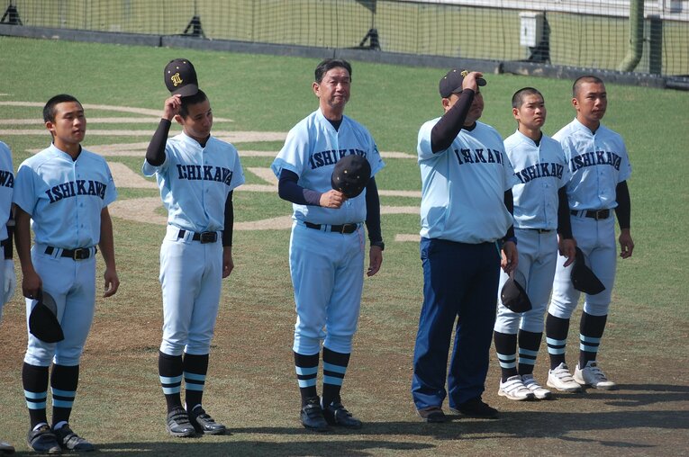 東北大会初戦、柴田高に2‐7で敗れた学法石川。中央が佐々木監督