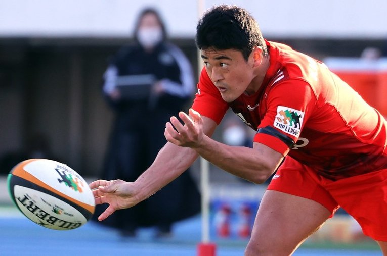 今季から神戸製鋼で主将を務めるSH日和佐篤（33歳）。生え抜き選手以外では初の抜擢だった ／ photograph by Yoshio Tsunoda/AFLO