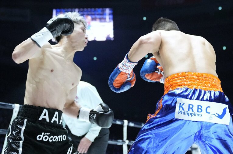 1ラウンド終了間際、井上尚弥の右がノニト・ドネアのテンプルをとらえる寸前の1枚。撮影した福田直樹氏の「パンチを読む能力」の高さが窺える ／ photograph by Naoki Fukuda