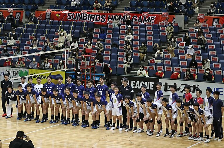 元日本代表で、現在はサントリーサンバーズのアンバサダーを務める荻野正二氏を中心に記念撮影を行った東山と市尼崎の選手たち ／ photograph by Sankei Shimbun