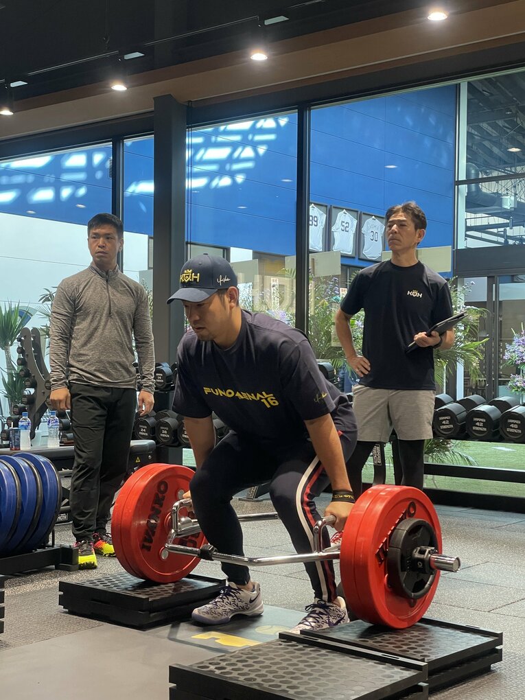 ウェイトトレーニングルームでデッドリフトを繰り返す菊池雄星投手　©︎Ayako Oikawa
