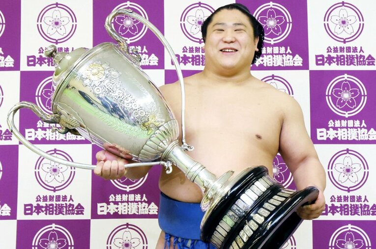 昭和11年の双葉山以来、86年ぶりに新関脇で優勝した若隆景。5月場所では大関取りに挑む ／ photograph by KYODO