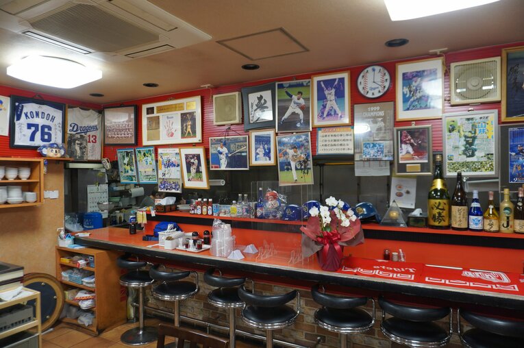 今回、開店前に撮影したピカイチの店内。ドラゴンズ歴代選手のサイン入り写真やユニフォームなどがズラリと並んでいる　©NumberWeb