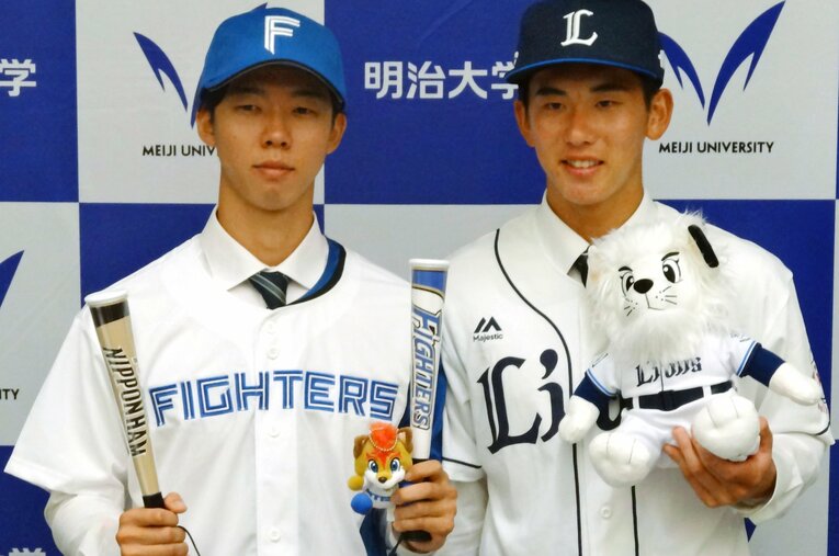 西武からドラフト1位指名を受けた明治大の小島大河（右）と日本ハムから1位指名された同大・大川慈英 ／ photograph by JIJI PRESS