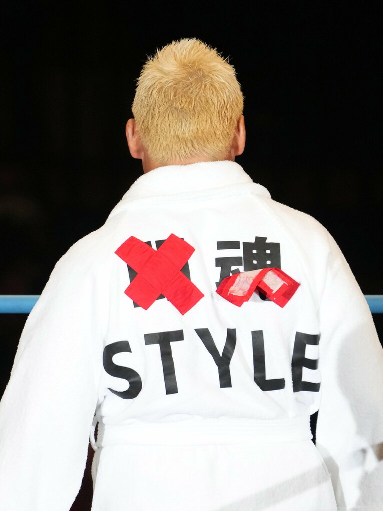 「闘魂」が少し見える中嶋勝彦のダウン　©Essei Hara