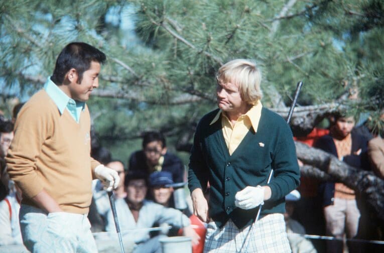 ジャック・ニクラスと同組でプレーする尾崎将司　©︎JIJI PRESS