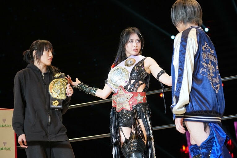 IWGP女子王者の朱里も上谷沙弥のいるリングに上がった　©Essei Hara