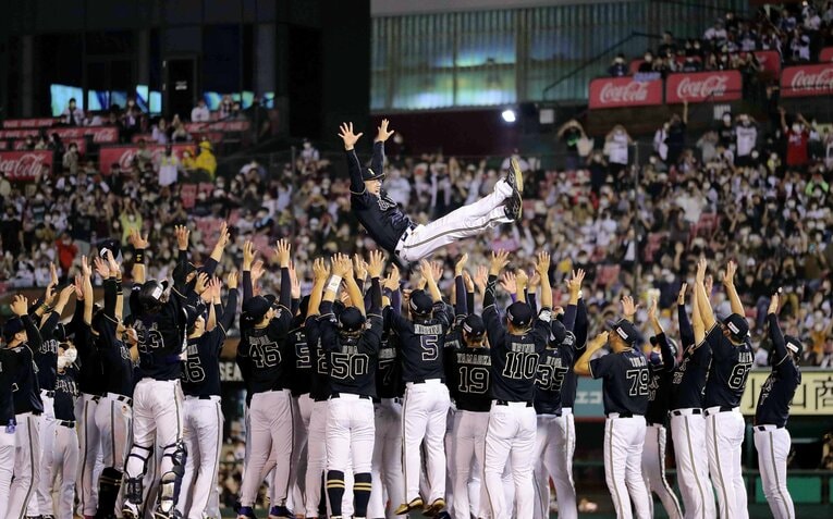 中嶋監督の胴上げシーン　©︎JIJI PRESS