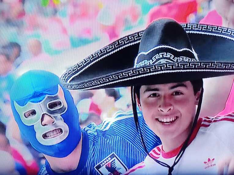 覆面の日本人ファンも