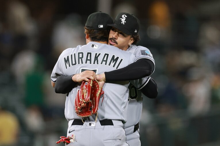 【日米で愛されるムネ写真】元ドジャースのバルガスが村上を熱烈ハグ（写真は右に続きます）　©Getty Images