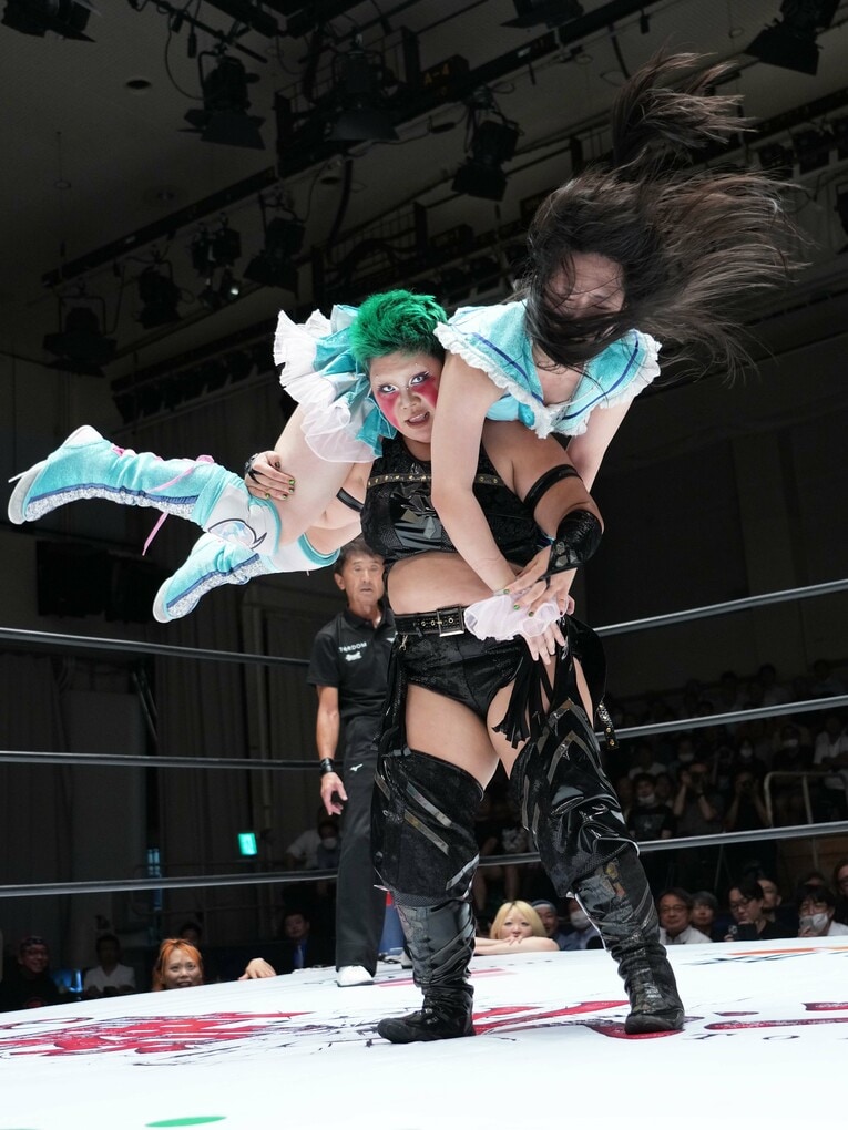 玖麗さやかを担ぎ上げる刀羅ナツコ　©Essei Hara