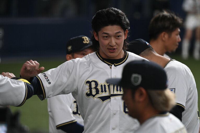 ベンチの出迎えを受ける山﨑颯　©︎Naoya Sanuki