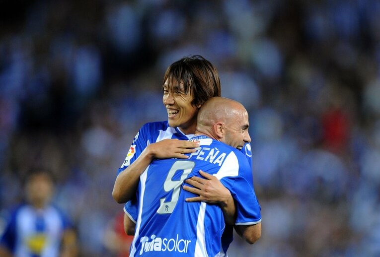 エスパニョール時代、俊輔とハグするデラペーニャ　©Getty Images