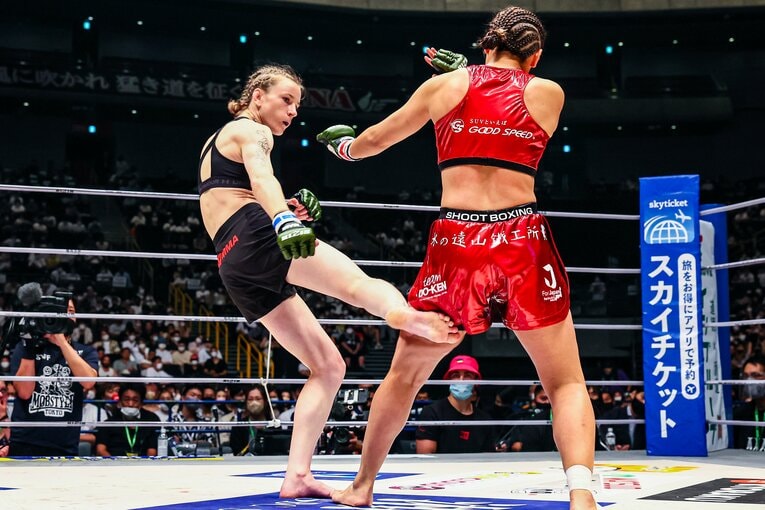 RENAの左脚を腫れ上がらせたアナスタシアのローキック　©RIZIN FF Susumu Nagao