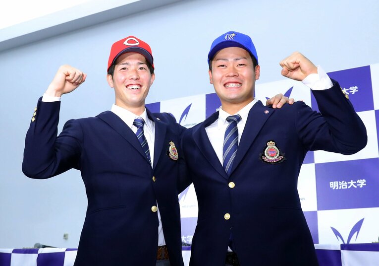 ドラフト指名され、笑顔で写真に収まる当時明治大の森下暢仁と伊勢大夢（2019年）©︎Sankei Shimbun