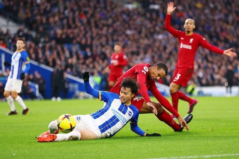 リバプールの右CBマティプもたまらずファウル。イエローカードを受ける　©Getty Images