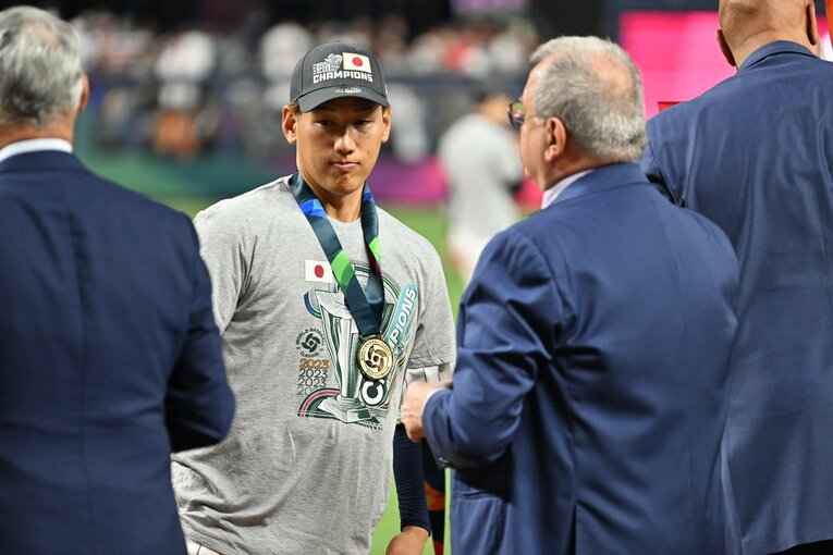 メダルを受け取る吉田正尚　©︎Naoya Sanuki