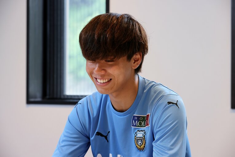 照れくさそうに微笑む高井幸大　©Shigeki Yamamoto