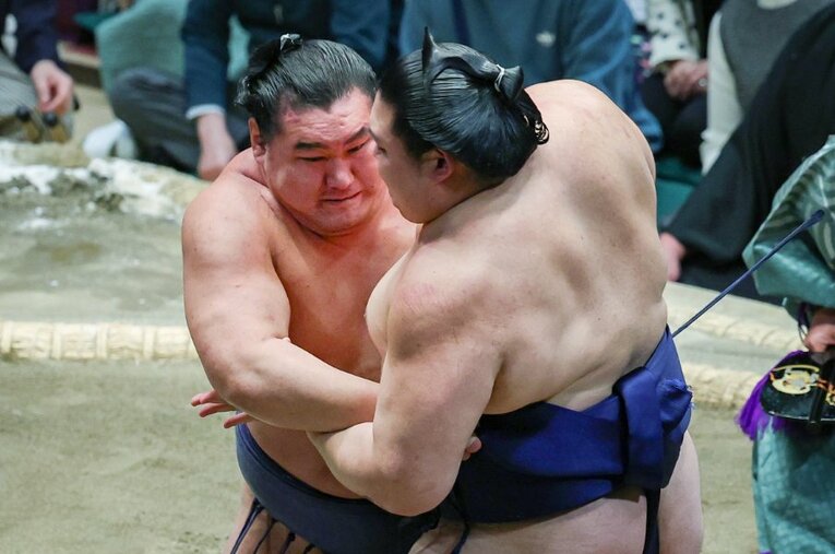 ともに10勝5敗で初場所を終えた豊昇龍と大の里。両横綱が揃って3個の金星を配給した背景には、何があったのか ／ photograph by JIJI PRESS