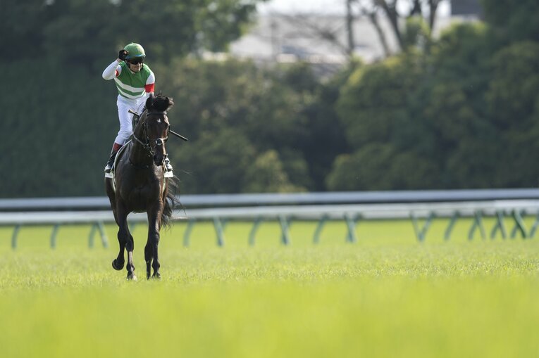 第84回（2017年）日本ダービーを制したレイデオロとルメール　©︎Takuya Sugiyama