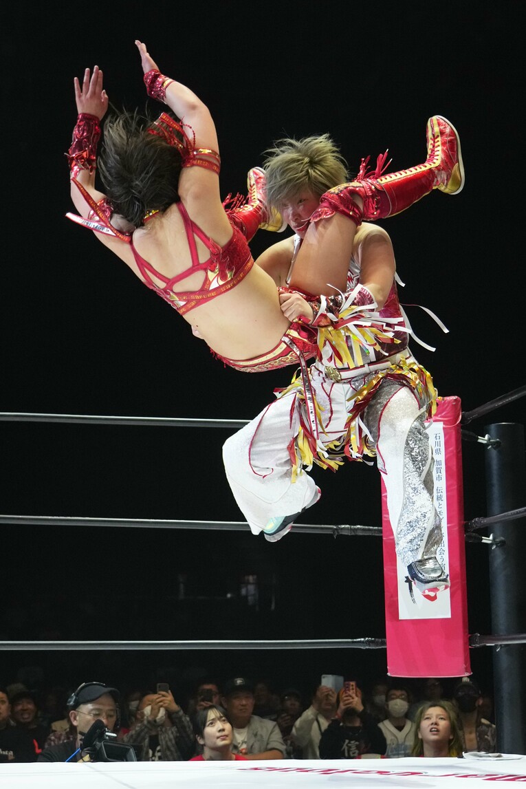 コーナーからパワーボムを放つ彩羽匠　©Essei Hara