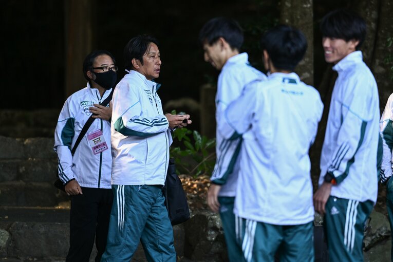 整列し、原監督の話を聞く選手たち　©Nanae Suzuki